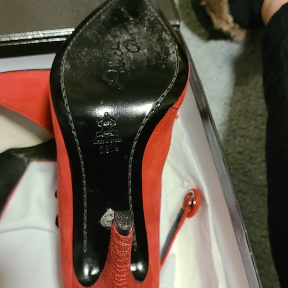 Alice and Olivia EUC scarlet Makayla pumps 38.5 (run small) - Picture 6 of 7